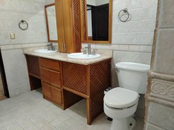 Se vende espacios casa con patio y piscina en San Rafael Escazú 25-664