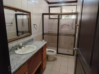 Se vende espacios casa con patio y piscina en San Rafael Escazú 25-664