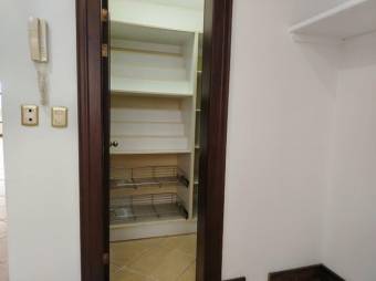 Se vende espacios casa con patio y piscina en San Rafael Escazú 25-664