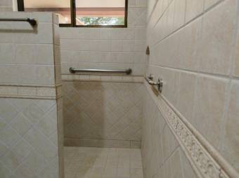 Se vende espacios casa con patio y piscina en San Rafael Escazú 25-664