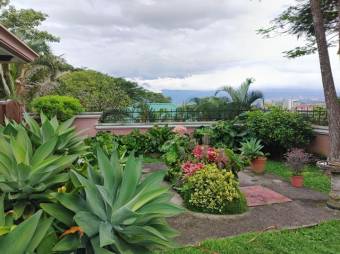 Se vende espacios casa con patio y piscina en San Rafael Escazú 25-664