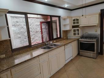 Se vende espacios casa con patio y piscina en San Rafael Escazú 25-664