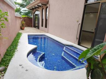 Se vende espacios casa con patio y piscina en San Rafael Escazú 25-664