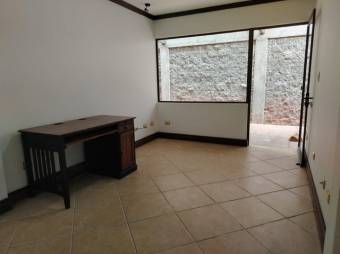 Se vende espacios casa con patio y piscina en San Rafael Escazú 25-664