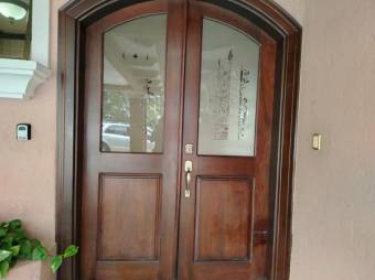 Se vende espacios casa con patio y piscina en San Rafael Escazú 25-664