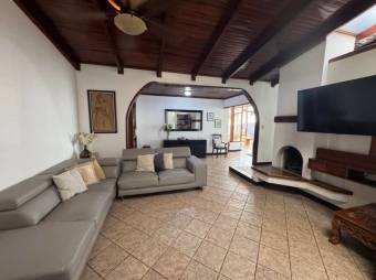 Se vende moderna casa con patio y piscina en San Rafael Escazú 25-1503 Se vende moderna casa con patio y piscina en San Rafael Escazú 25-1503