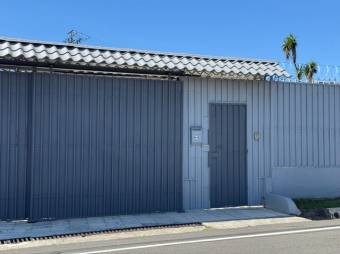 Se vende moderna casa con patio y piscina en San Rafael Escazú 25-1503