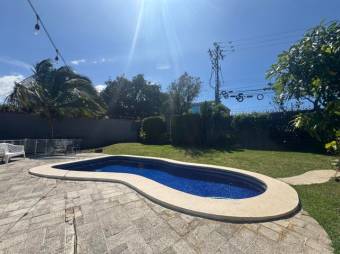 Se vende moderna casa con patio y piscina en San Rafael Escazú 25-1503 Se vende moderna casa con patio y piscina en San Rafael Escazú 25-1503
