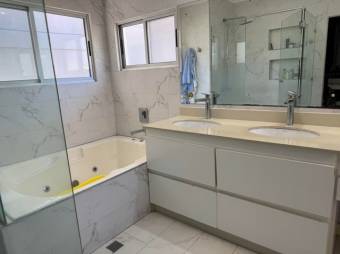 Se vende moderna casa con patio y piscina en San Rafael Escazú 25-1503 Se vende moderna casa con patio y piscina en San Rafael Escazú 25-1503