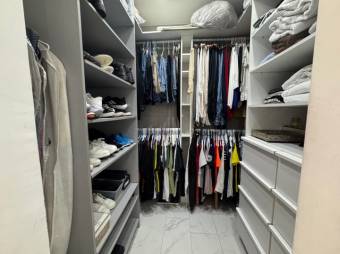 Se vende moderna casa con patio y piscina en San Rafael Escazú 25-1503 Se vende moderna casa con patio y piscina en San Rafael Escazú 25-1503