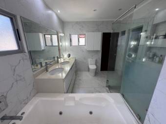 Se vende moderna casa con patio y piscina en San Rafael Escazú 25-1503 Se vende moderna casa con patio y piscina en San Rafael Escazú 25-1503