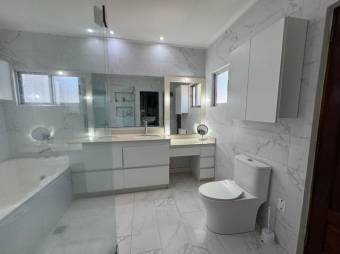 Se vende moderna casa con patio y piscina en San Rafael Escazú 25-1503 Se vende moderna casa con patio y piscina en San Rafael Escazú 25-1503