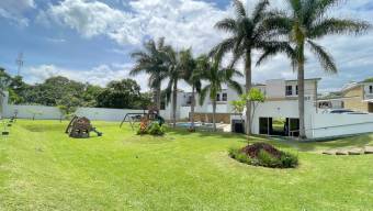 Se vende moderna casa en condominio de San Rafael Escazú 25-1893