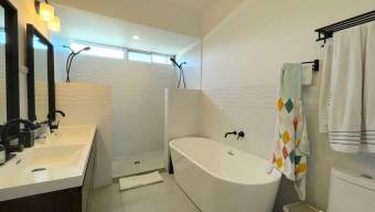 Se vende moderna casa con patio en San Rafael Escazú 26-97