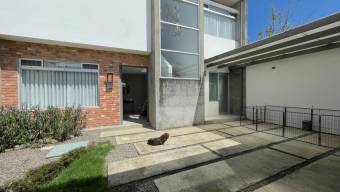 Se vende moderna casa con patio en San Rafael Escazú 26-97