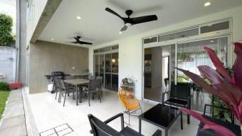 Se vende moderna casa con patio en San Rafael Escazú 26-97