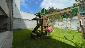 Se vende moderna casa con patio en San Rafael Escazú 26-97