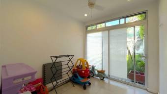Se vende moderna casa con patio en San Rafael Escazú 26-97