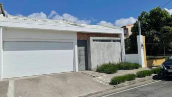 Se vende moderna casa con patio en San Rafael Escazú 26-97