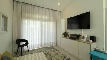 Se vende moderna casa con patio en San Rafael Escazú 26-97