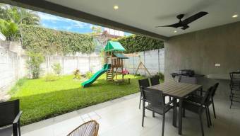 Se vende moderna casa con patio en San Rafael Escazú 26-97