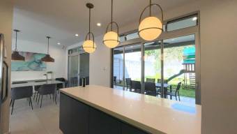 Se vende moderna casa con patio en San Rafael Escazú 26-97