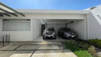 Se vende moderna casa con patio en San Rafael Escazú 26-97