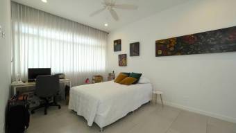 Se vende moderna casa con patio en San Rafael Escazú 26-97