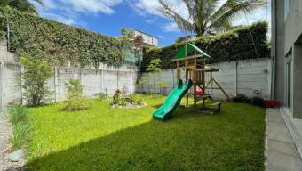 Se vende moderna casa con patio en San Rafael Escazú 26-97