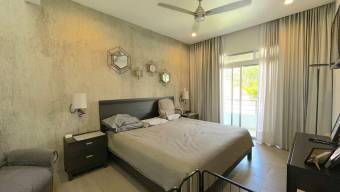 Se vende moderna casa con patio en San Rafael Escazú 26-97