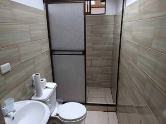 Se vende espaciosa casa con uso mixto en San Joaquín de Flores 24-1810