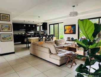 Se vende espaciosa casa para inversión en San Joaquín de Flores 25-473 Se vende espaciosa casa para inversión en San Joaquín de Flores 25-473