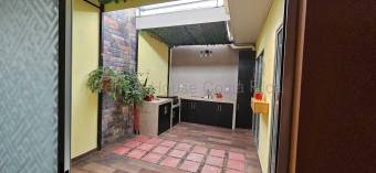 Venta casa esquinera de 1 nivel con terraza y amenidades #26-2255 GS