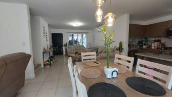 Se vende casa en Colón Mora 26-2278
