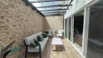 Se vende casa en Colón Mora 26-2278