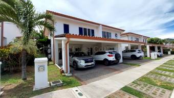 Se vende casa en Colón Mora 26-2278