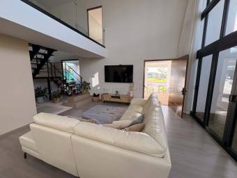 Venta de Exclusiva Residencia de Lujo en La Guácima - Hacienda Los Reyes. RAH 26-2257