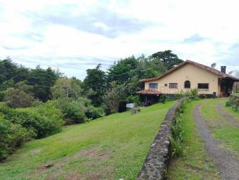 Venta  Quinta de lujo con río y 12 habitaciones en San Rafael de Heredia #26-2248