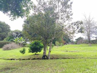 Venta  Quinta de lujo con río y 12 habitaciones en San Rafael de Heredia #26-2248