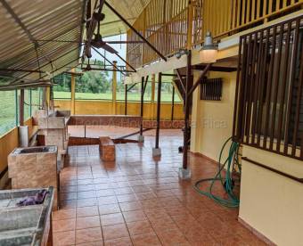 Venta de propiedad con 2 casas, zonas verdes y ruta principal #26-2266 GS