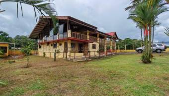 Venta de propiedad con 2 casas, zonas verdes y ruta principal #26-2266 GS