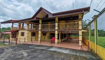Venta de propiedad con 2 casas, zonas verdes y ruta principal #26-2266 GS