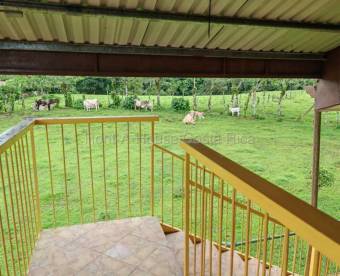 Venta de propiedad con 2 casas, zonas verdes y ruta principal #26-2266 GS