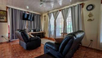 Venta de propiedad con 2 casas, zonas verdes y ruta principal #26-2266 GS