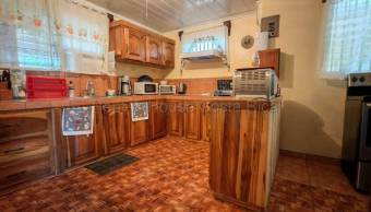 Venta de propiedad con 2 casas, zonas verdes y ruta principal #26-2266 GS
