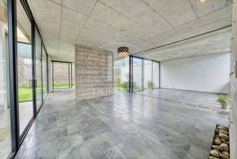 Casa de Lujo en Venta en Bosques de Altamonte Curridabat 3 Niveles con Apartamento Indepen