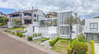 Casa de Lujo en Venta en Bosques de Altamonte Curridabat 3 Niveles con Apartamento Indepen