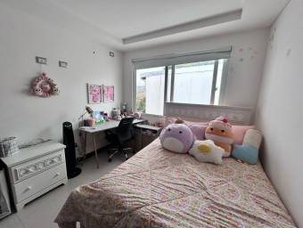 Venta de Hermosa y Moderna Casa en Santa Ana / Mls. 25-1400 OFC JB Venta de Hermosa y Moderna Casa en Santa Ana / Mls. 25-1400 OFC JB