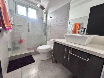 Venta de Hermosa y Moderna Casa en Santa Ana / Mls. 25-1400 OFC JB Venta de Hermosa y Moderna Casa en Santa Ana / Mls. 25-1400 OFC JB