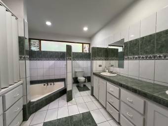 Venta de Espectacular Casa en Guachipelin, Escazú / Mls. 26-1295 OFC JB